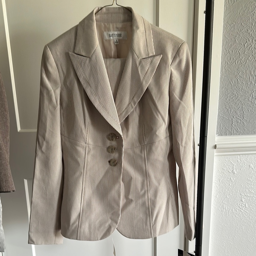 Suit Studio Tan & Cream Blazer with Notched Lapels and Fitted Silhouette